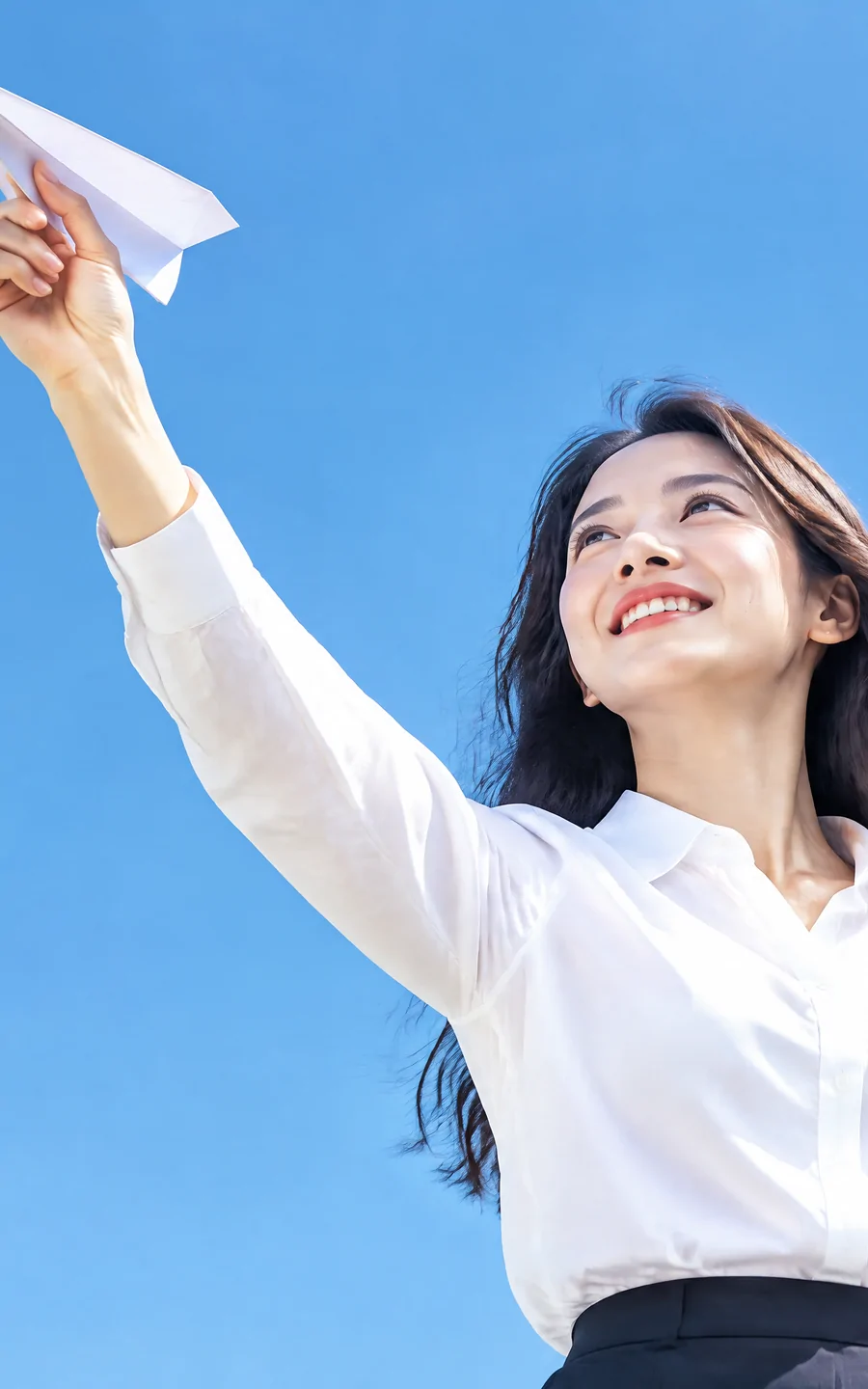面向天空放飞纸飞机的职场伙伴