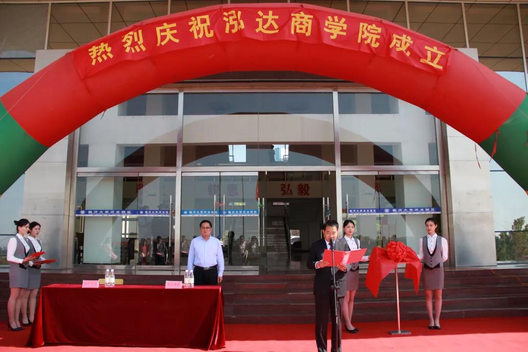 你好，我叫泓达