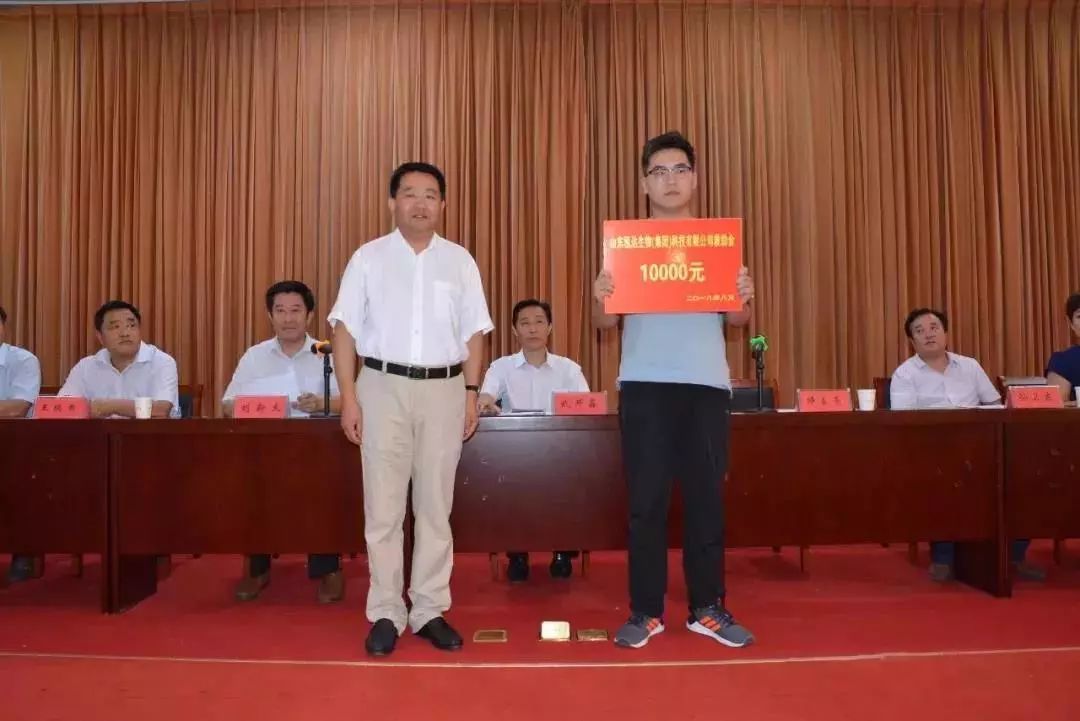 你好，我叫泓达