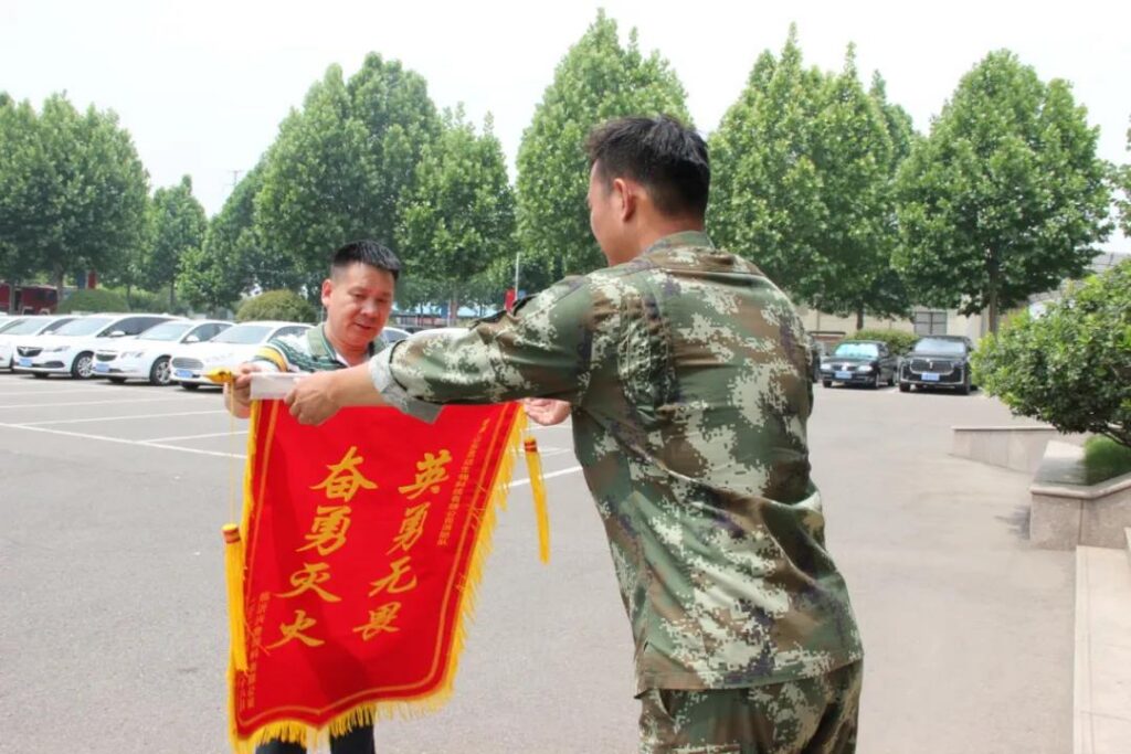 今天，我们要把掌声送给泓达专职消防队员们