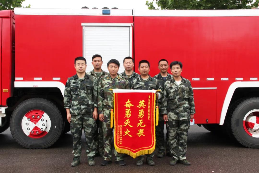 今天,我们要把掌声送给泓达专职消防队员们
