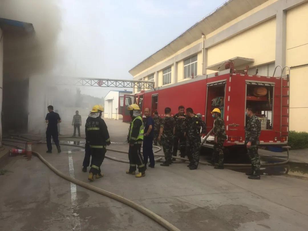 今天，我们要把掌声送给泓达专职消防队员们