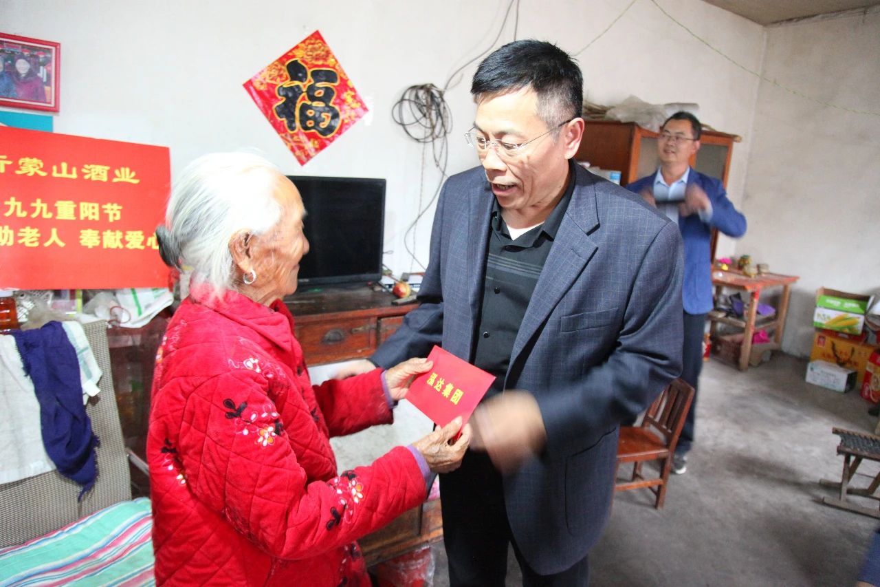 情暖重阳 | 泓达集团开展重阳走访送温暖活动